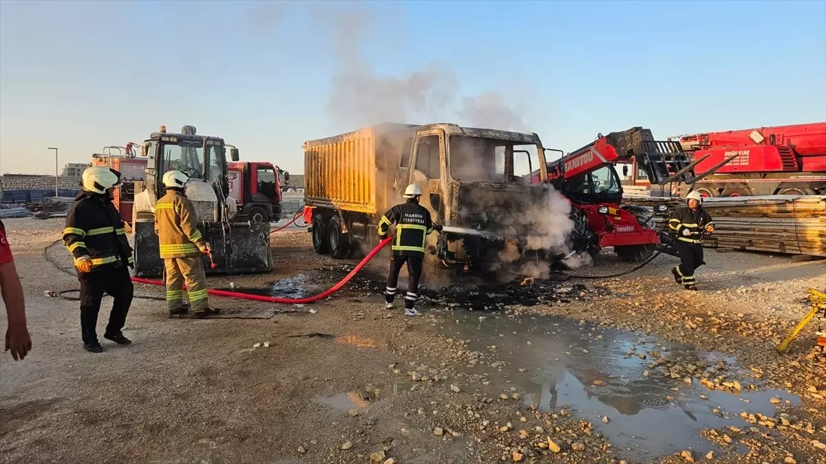 Mardin'de Park Halindeyken Yanan Kamyon Kullanılamaz Hale Geldi