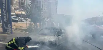 Mardin'de Seyir Halindeki Otomobilde Yangın Çıktı