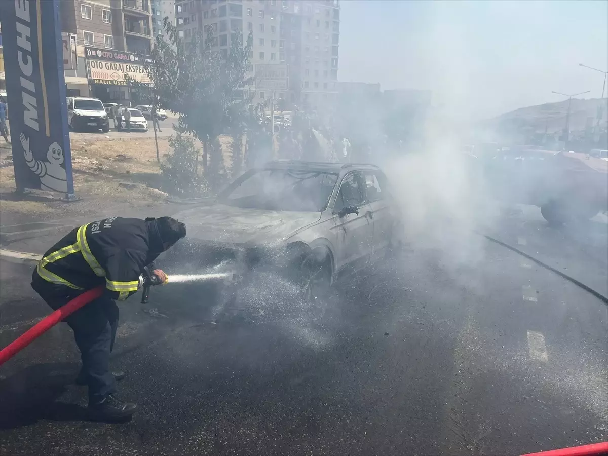 Mardin'de Seyir Halindeki Otomobilde Yangın Çıktı