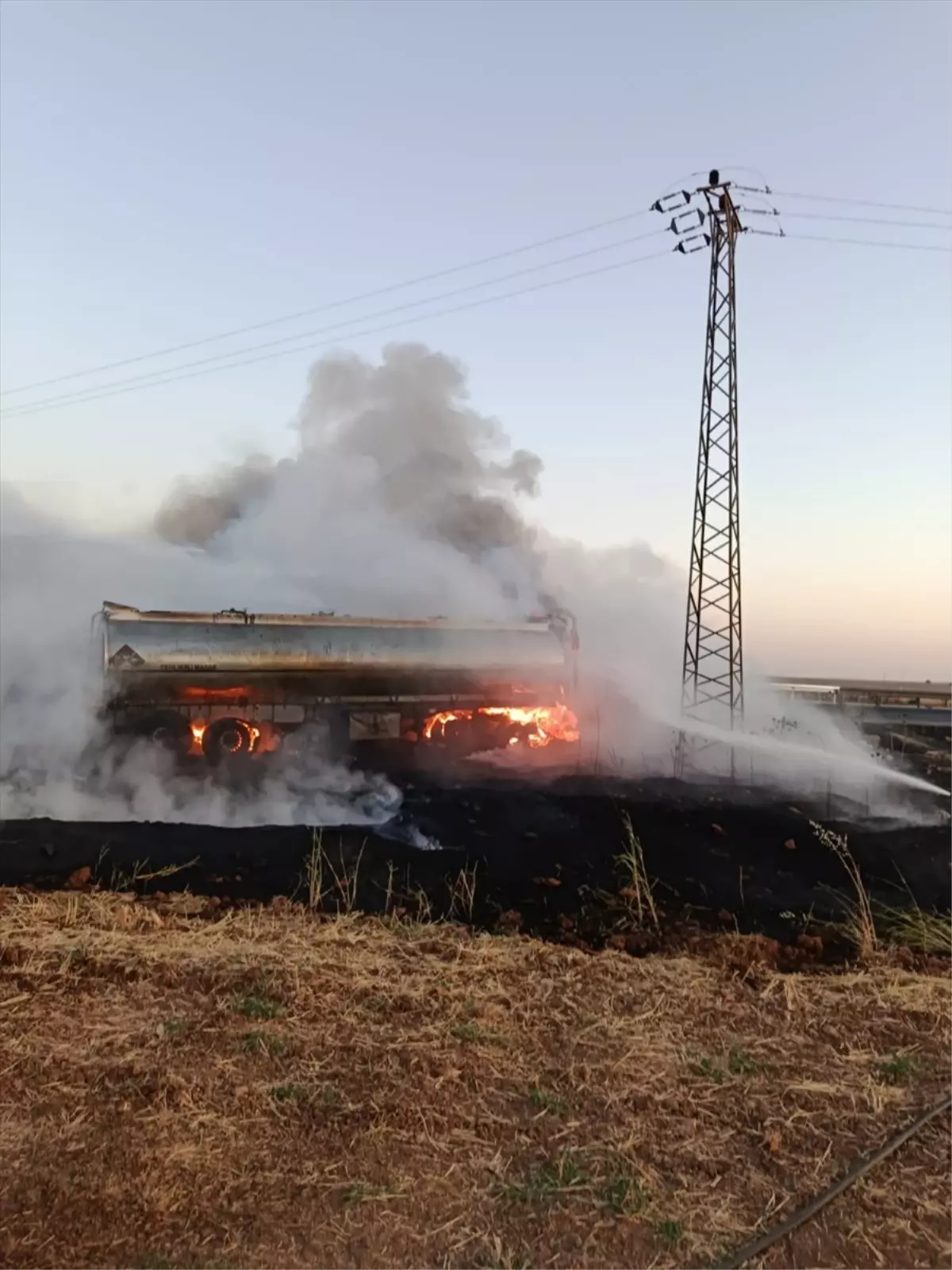 Nusaybin'de Zift Yüklü Tanker Yangını