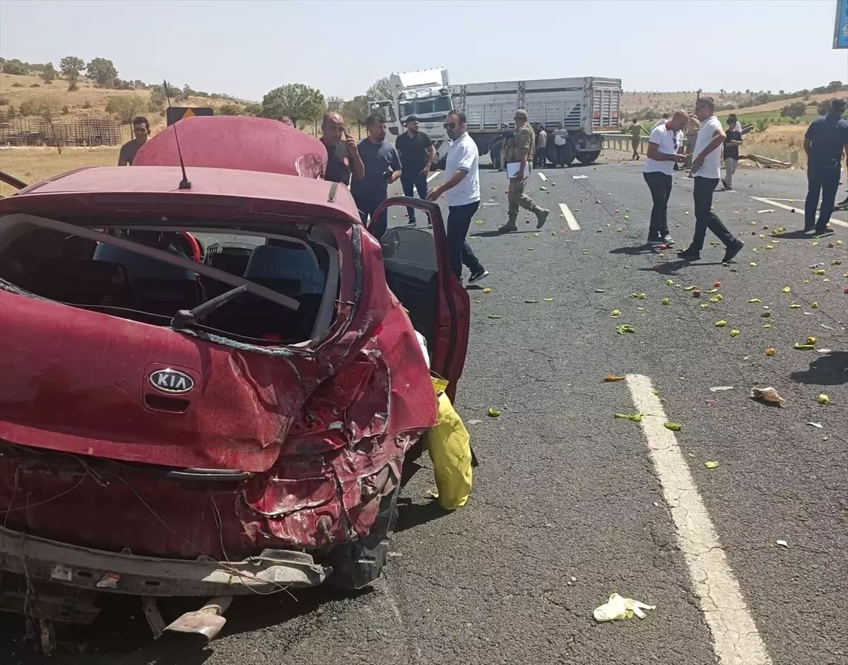 Mardin'de Tır ve Otomobil Çarpışması: 3 Yaralı