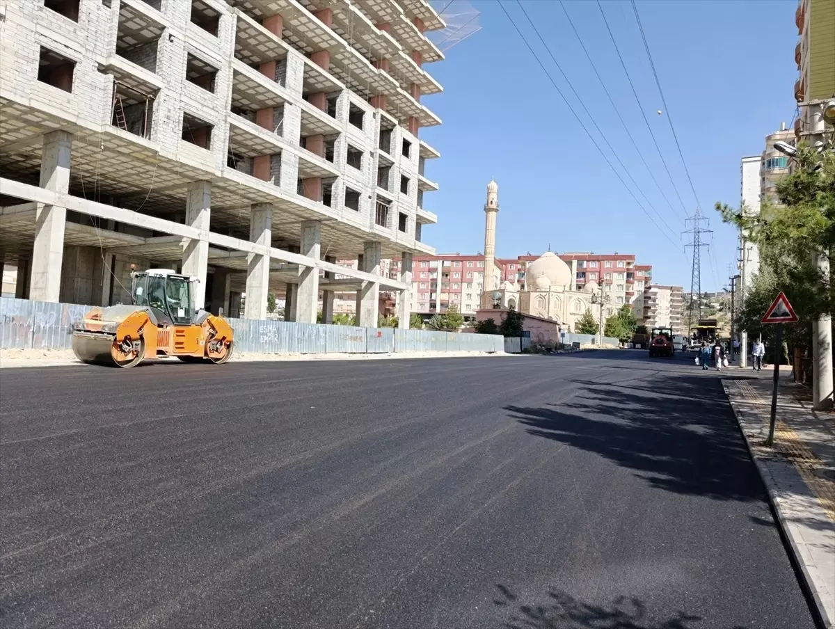 Mardin'de Yol Yapım ve Asfalt Çalışmaları Sürüyor