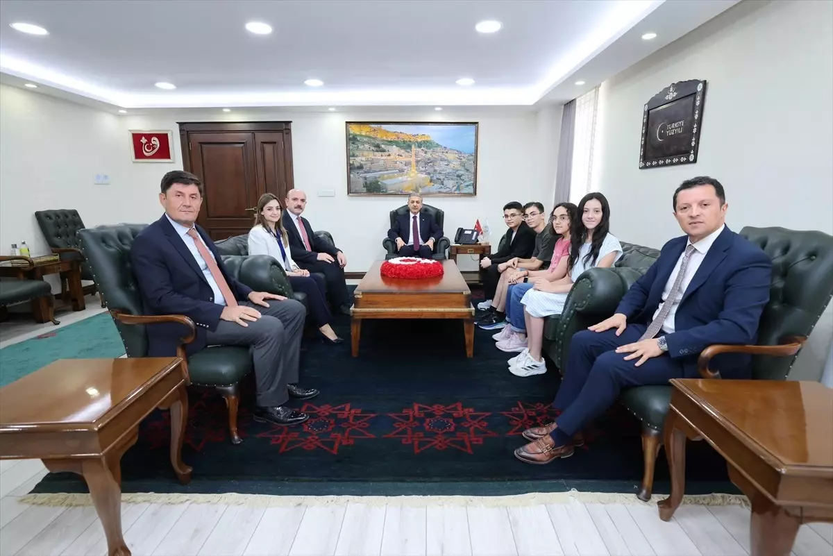Mardin Valisi Tuncay Akkoyun, LGS'de 500 Puan Alan Öğrencileri Ağırladı