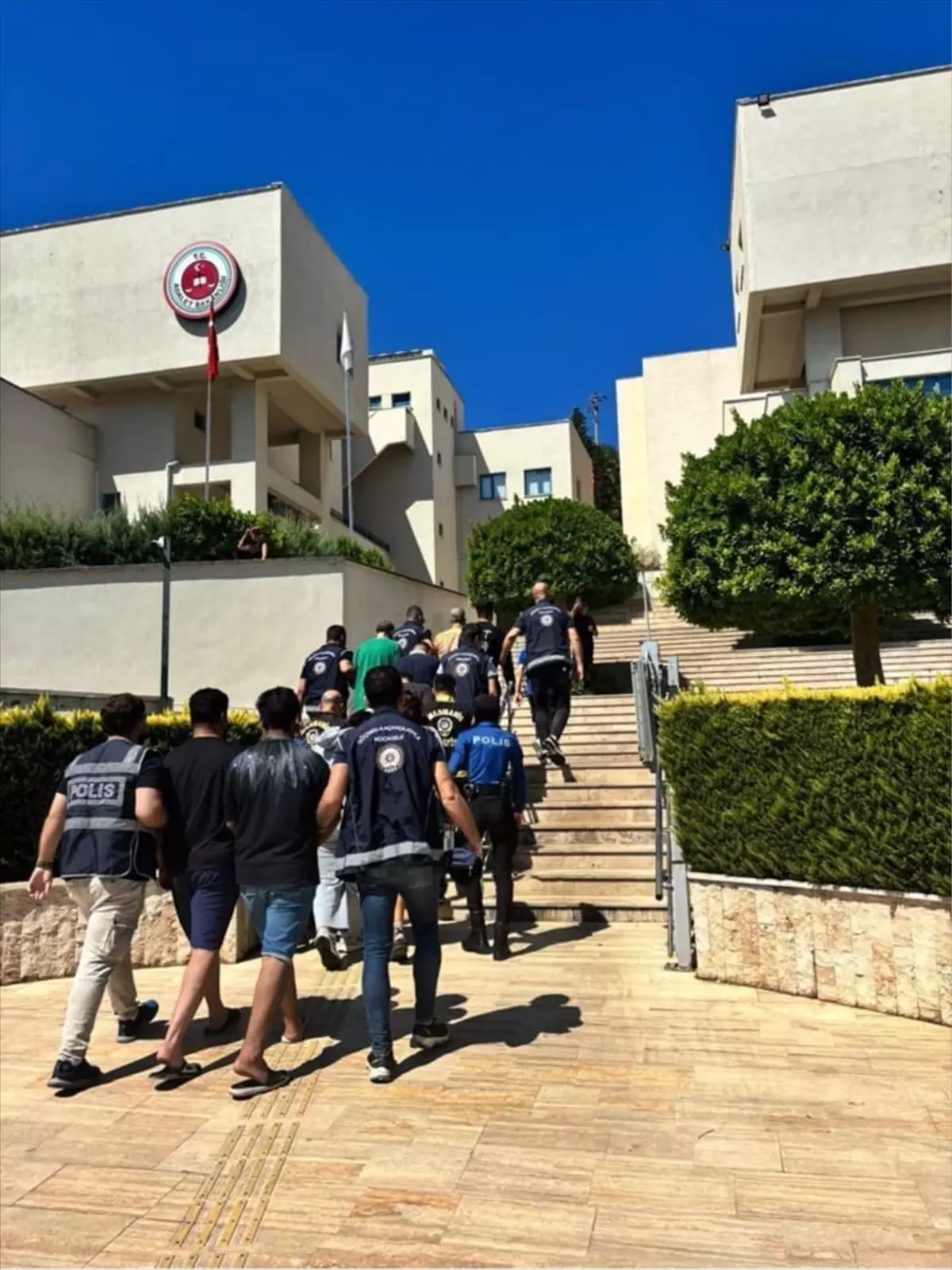 Marmaris'te Göçmen Kaçakçılığı Operasyonu: 10 Zanlı Tutuklandı
