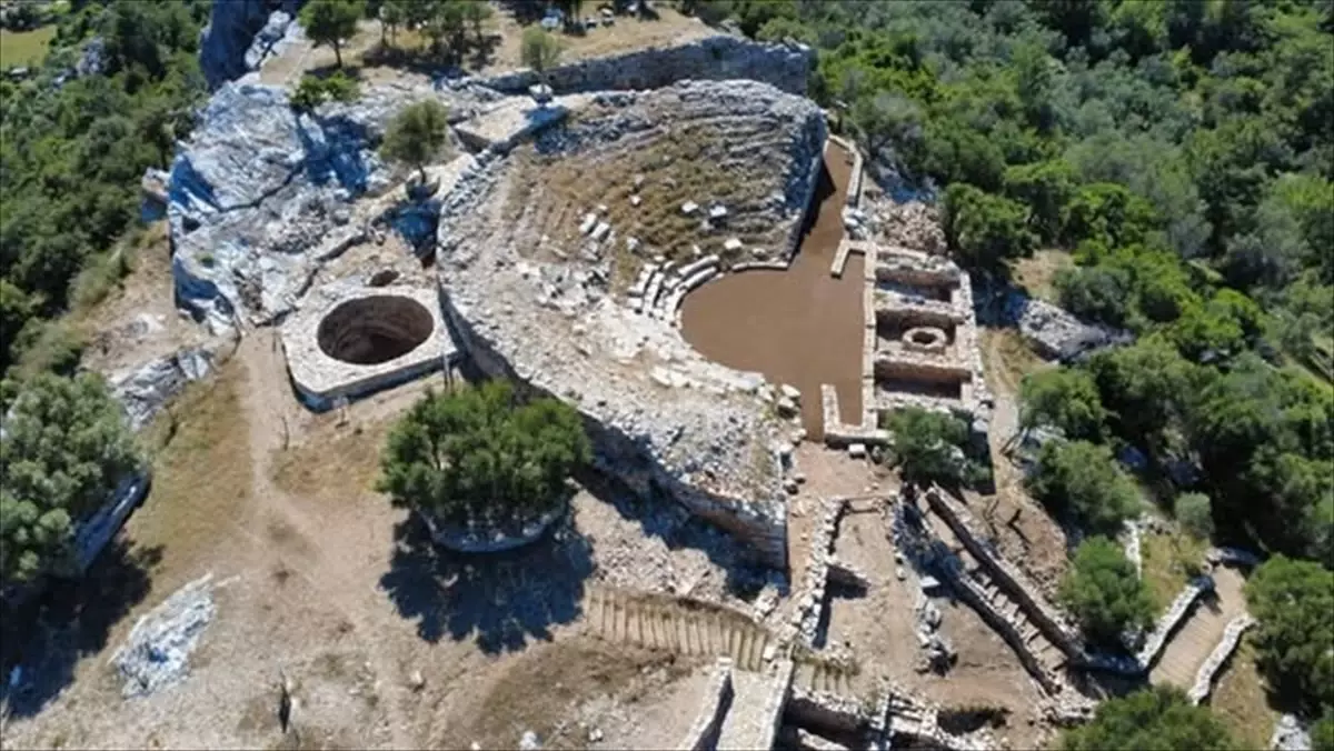 Amos Antik Kenti'nin Tiyatro Yapısında Çevre Düzenlemesi Tamamlandı