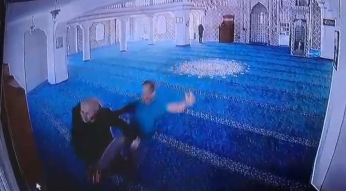 Cami İçinde Telefonla Konuşan Adam Darbedildi