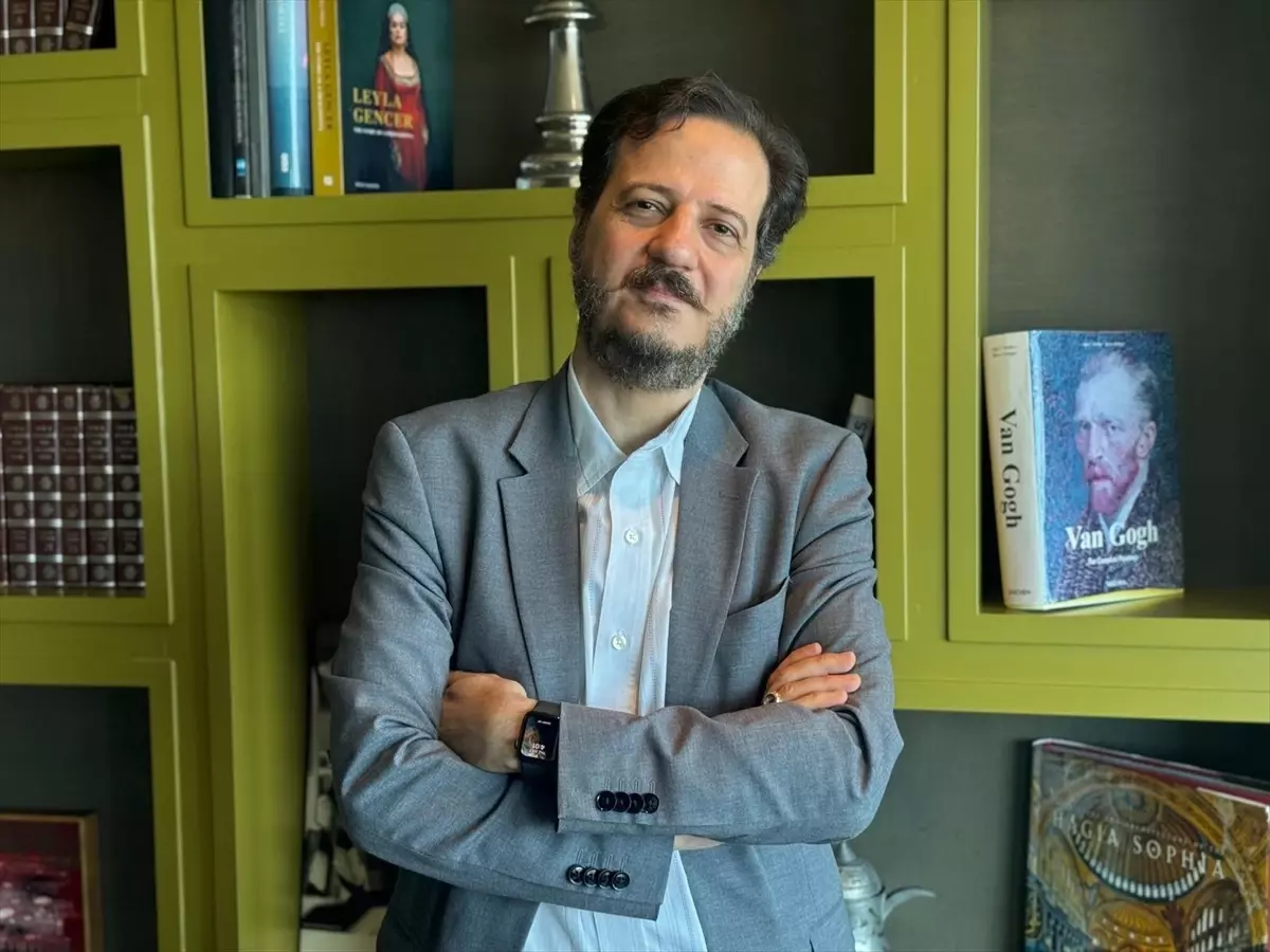 Mehmet Ali Sanlıkol, kendi tasarımı 'Rönesans 17' enstrümanıyla yeni albümüne imza attı