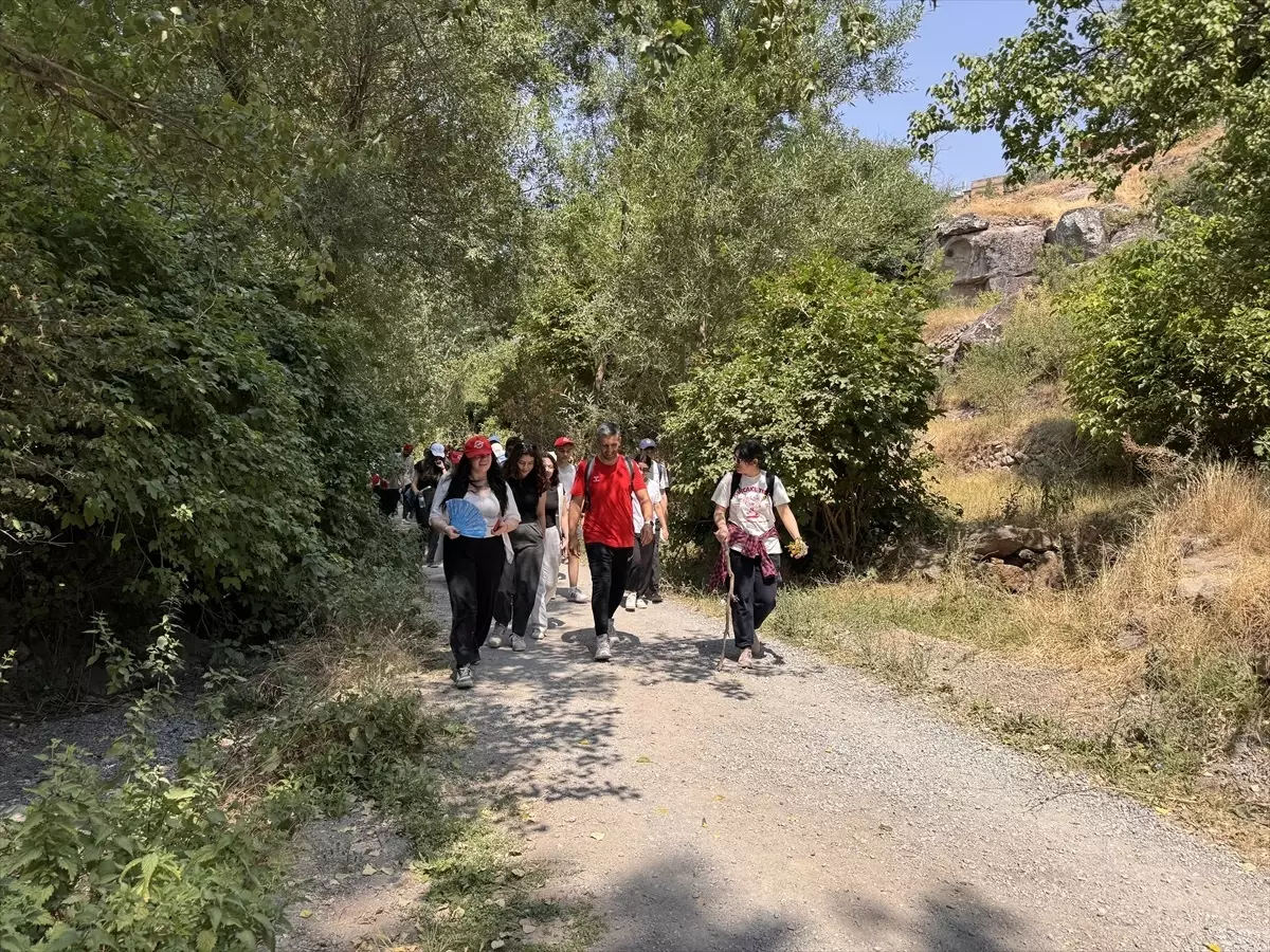 Melikgazi Belediyesi'nden Gençlere Doğa Yürüyüşü ve Tarihi Gezi