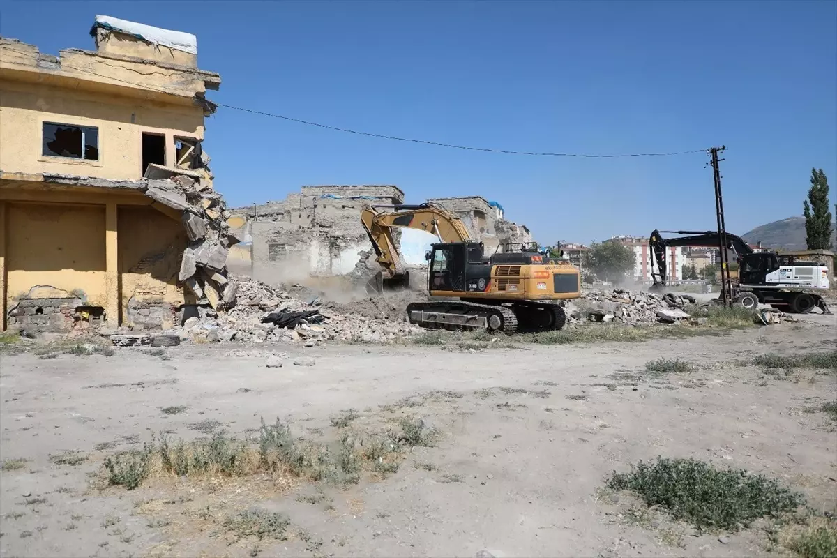 Kayseri'de 5 Metruk Yapı Yıkıldı
