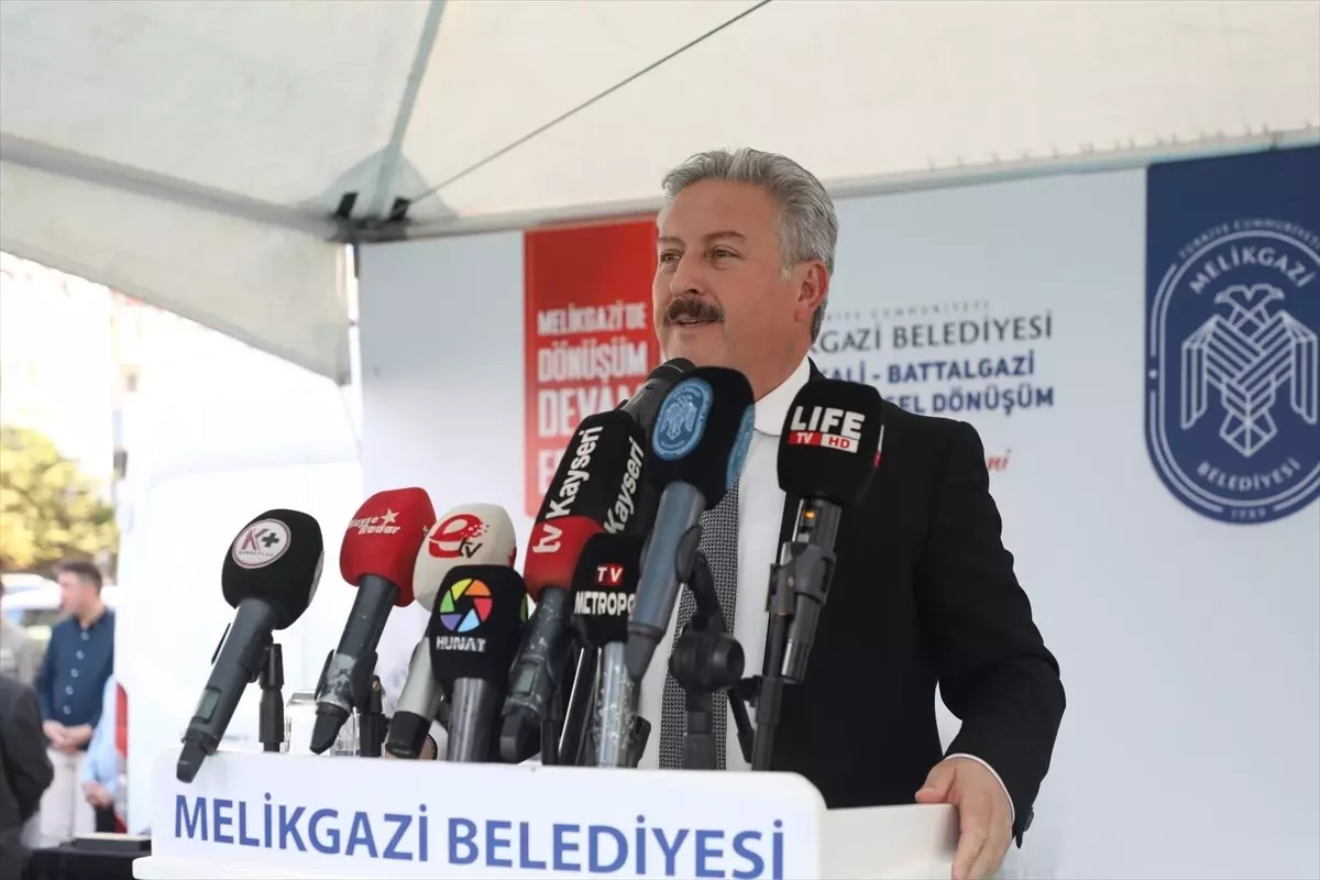 Melikgazi'de kentsel dönüşüm kapsamında yapılan 300 daire için kura ve teslim törenini yapıldı