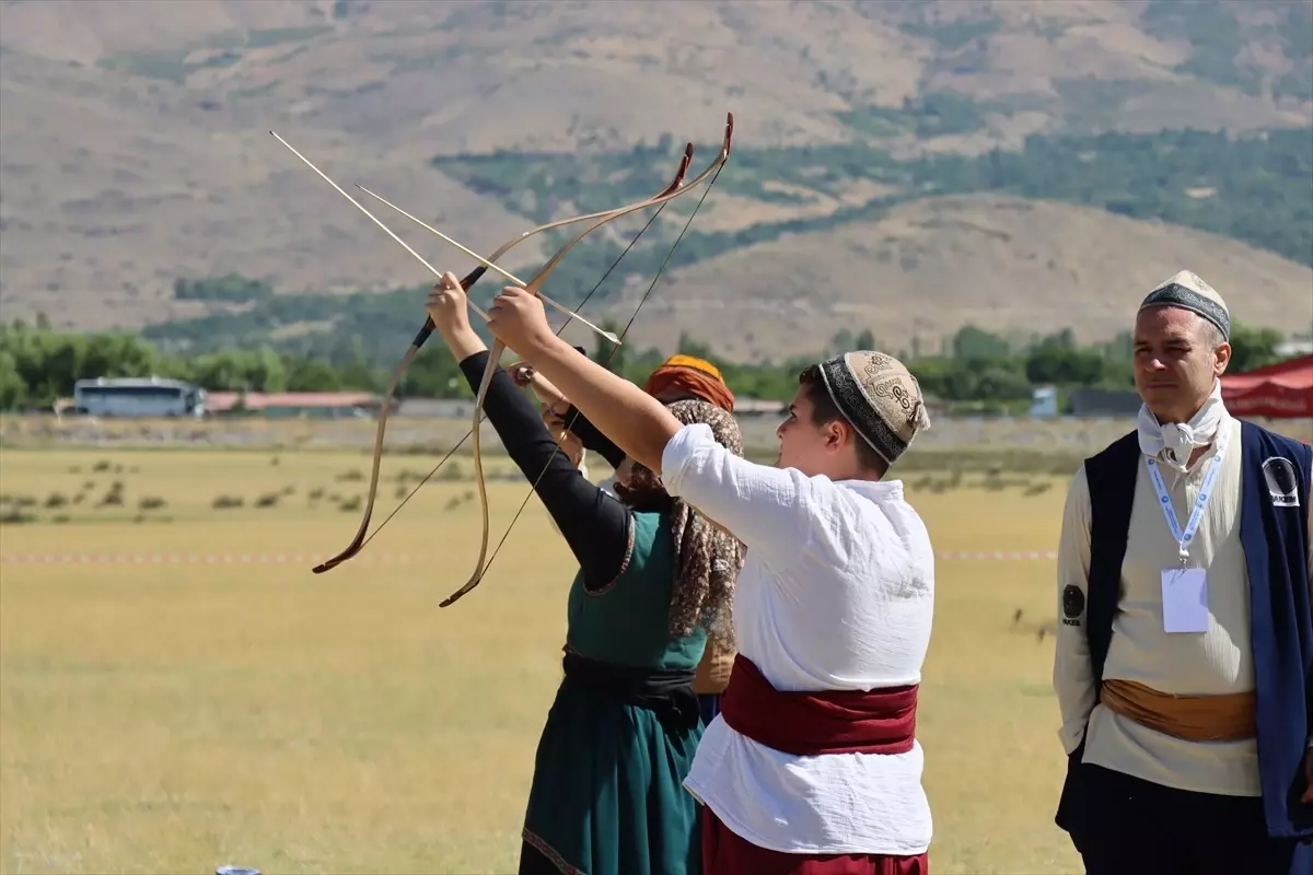 Erzincan'da Geleneksel Okçuluk Müsabakaları Başladı