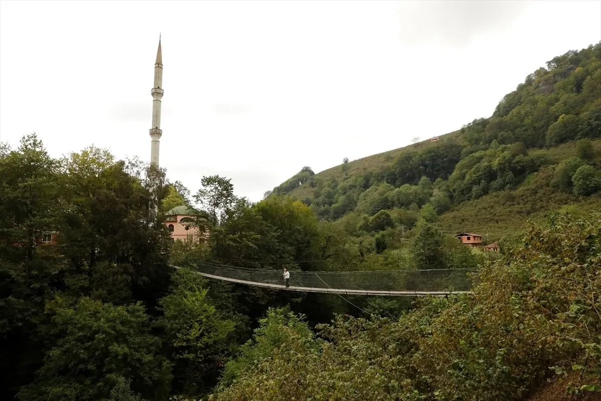 Selahattin Tekin, Babasının Vasiyetini Gerçekleştirerek Camiye Kolay Erişim Sağlayan Asma Köprüyü Yaptı
