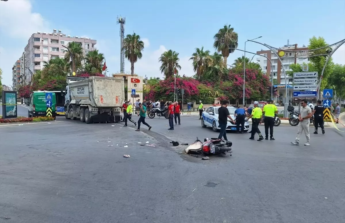 Mersin Tarsus'ta Kamyonla Motosiklet Çarpıştı: 1 Ölü, 1 Yaralı