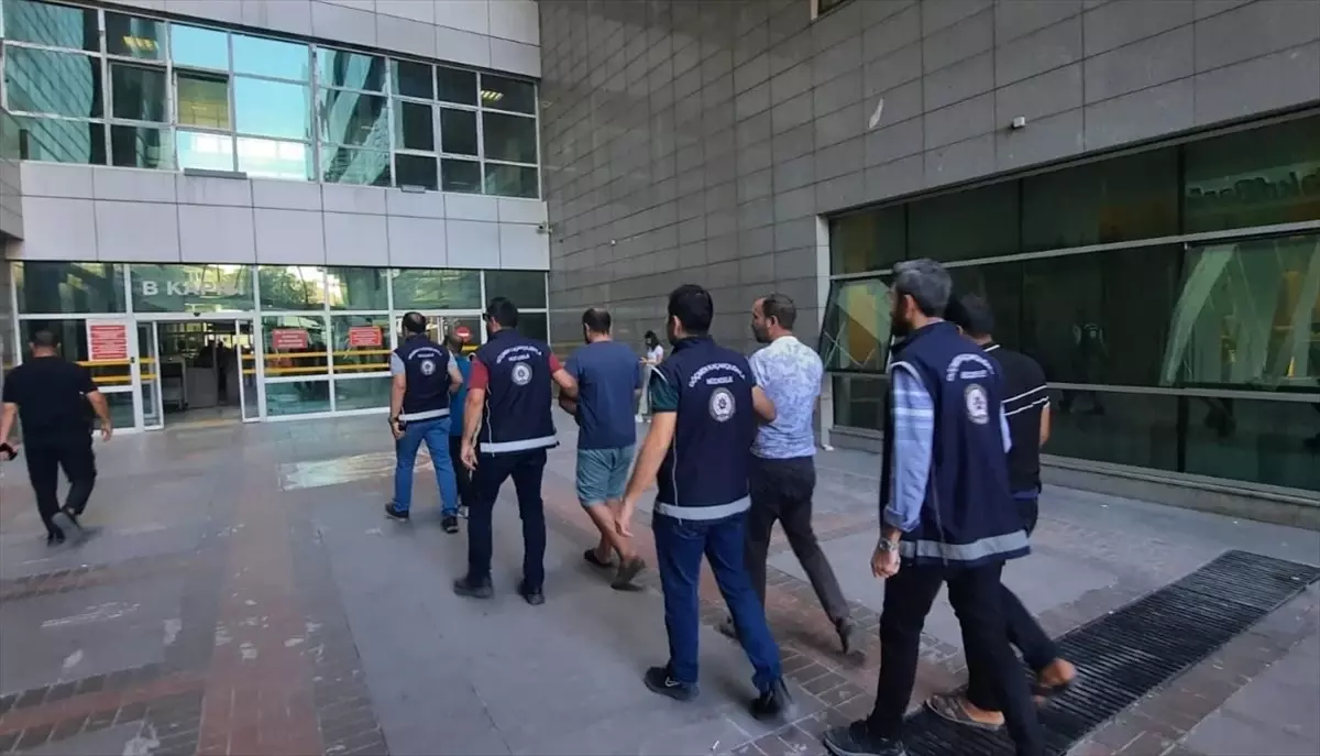 Mersin'de Düzensiz Göçmen Operasyonu: 14 Yakalandı, 4 Kişi Tutuklandı
