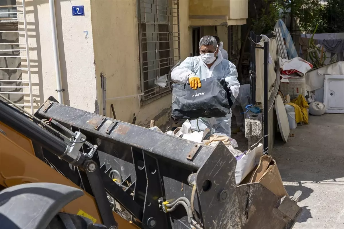Mersin'de Kötü Koku Şikayeti Üzerine 10 Kamyon Çöp Temizlendi