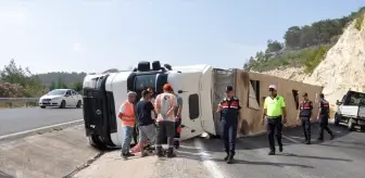 Mersin'de Tır Devrildi: 1 Hayvan Telef, Sürücü Yaralı