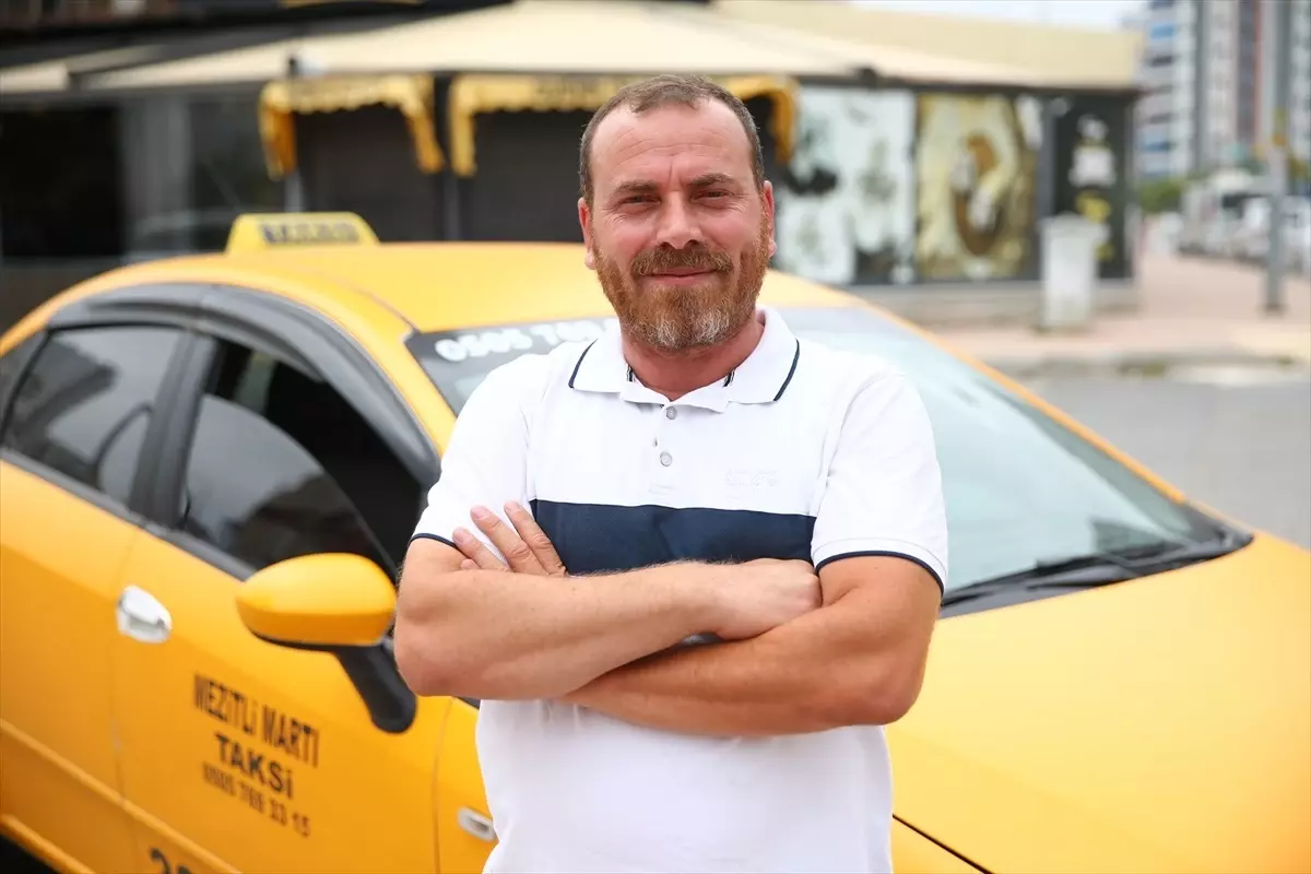 Sürücüsüz Hareket Eden Aracı Taksi Şoförü Durdurdu