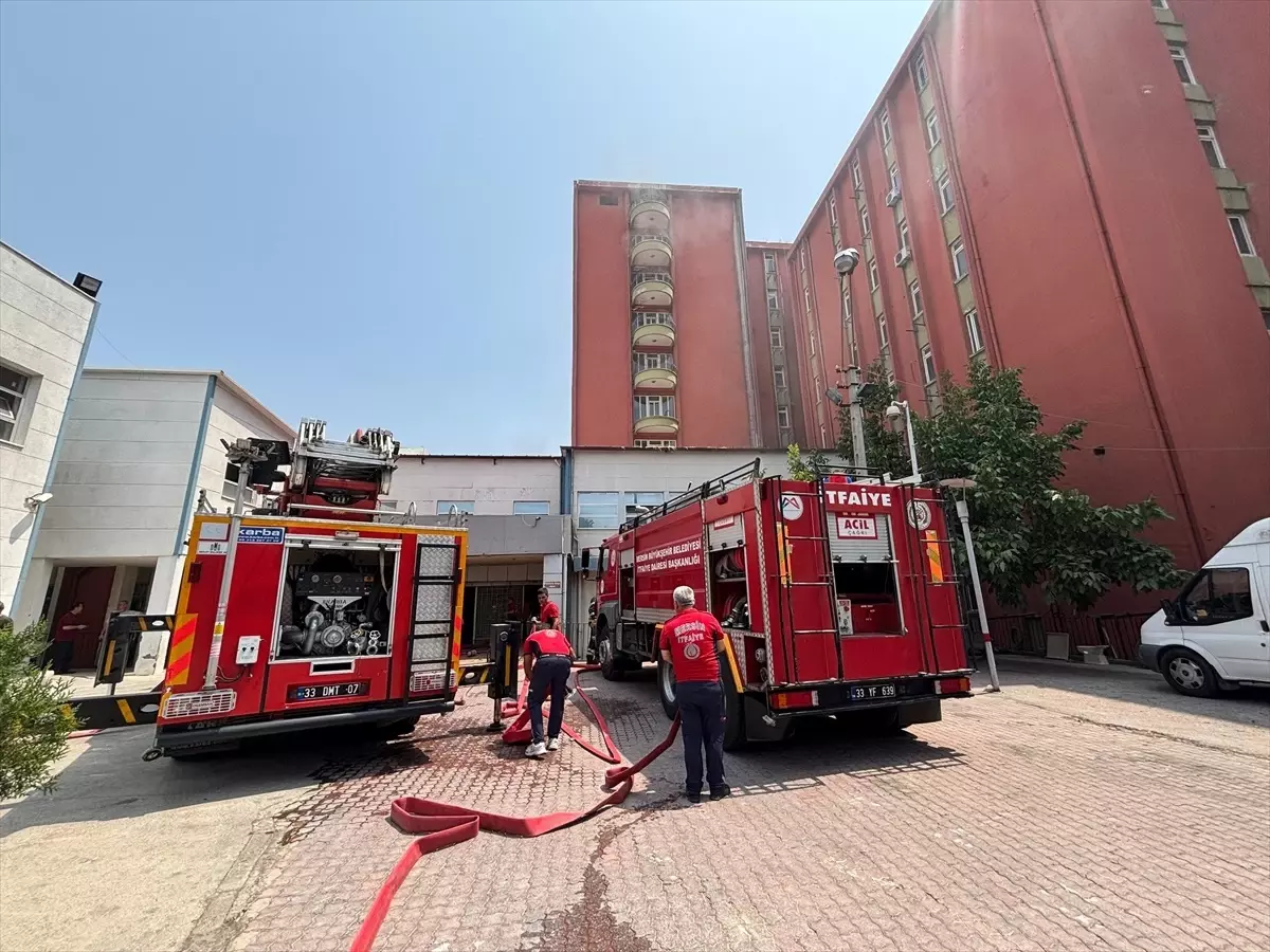 Mersin'deki Eski Hastanede Yangın Çıktı