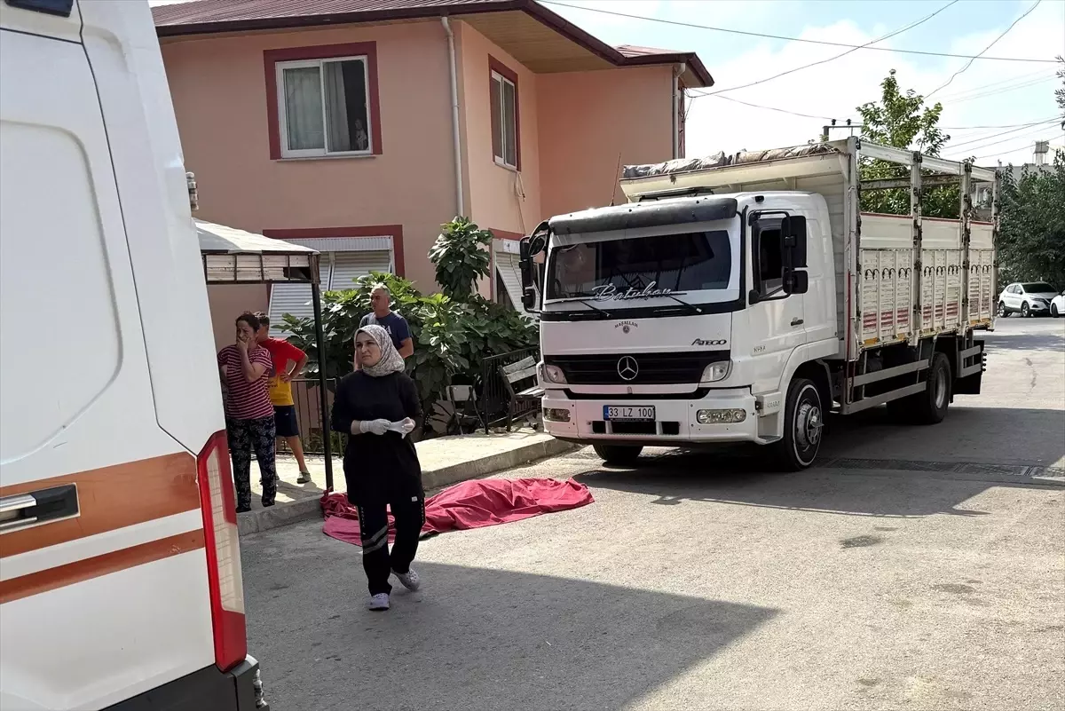 Mersin'de Geri Manevra Yapan Kamyon Yayaya Çarptı: Bir Kişi Hayatını Kaybetti