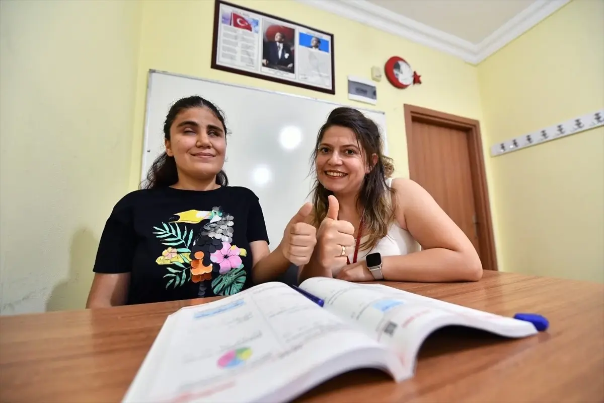 Görme Engelli Nazalin Selvi, Ankara Üniversitesi'ni Kazandı