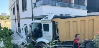 Mersin'de Hafriyat Kamyonu Balkonuna Çarptı: Sürücü Yaralandı
