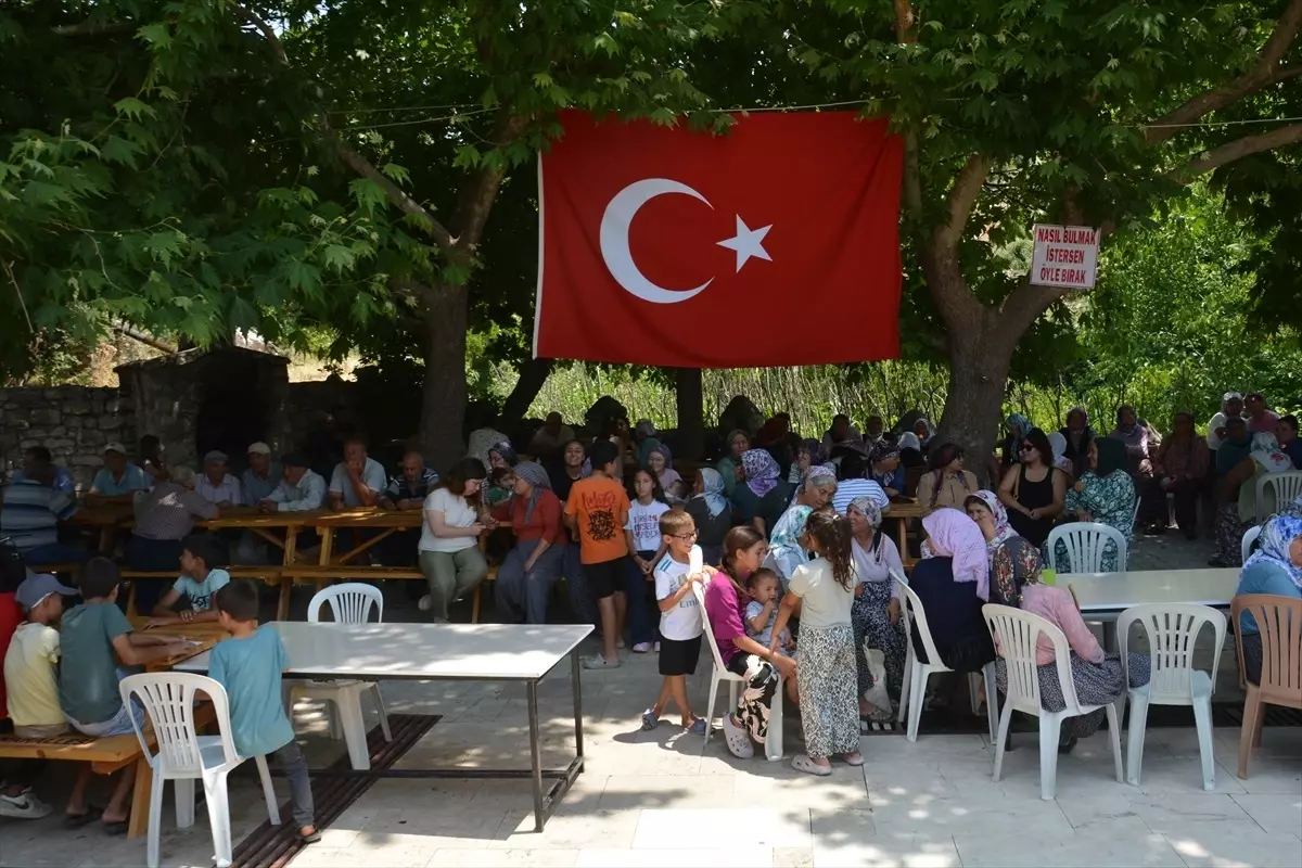 Gülnar'da İmece Usulü Aşure Dağıtımı