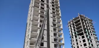 Mersin'de İnşaatta Mahsur Kalan İşçiler İtfaiye Tarafından Kurtarıldı