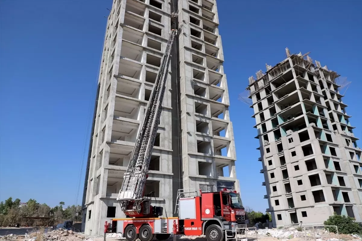 Mersin'de İnşaatta Mahsur Kalan İşçiler İtfaiye Tarafından Kurtarıldı