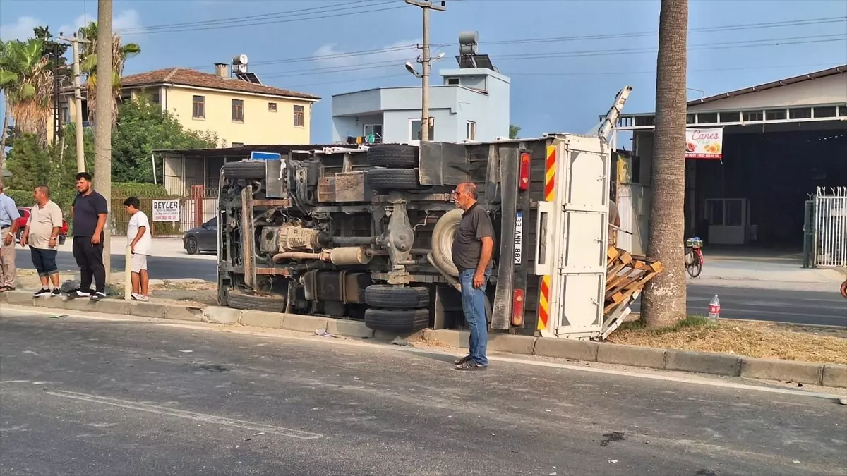 Mersin Tarsus'ta Kamyonet ve Otomobil Çarpıştı: 3 Yaralı
