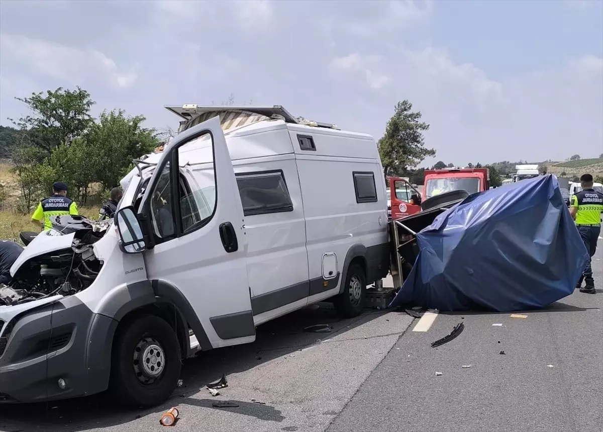 Mersin'de Karavan ile Tır Çarpıştı: 1 Ölü, 1 Yaralı