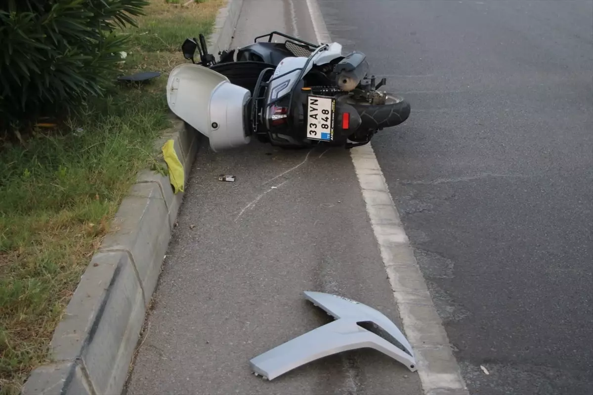 Mersin'de Motosiklet Kazası: Yaya ve Sürücü Yaralı