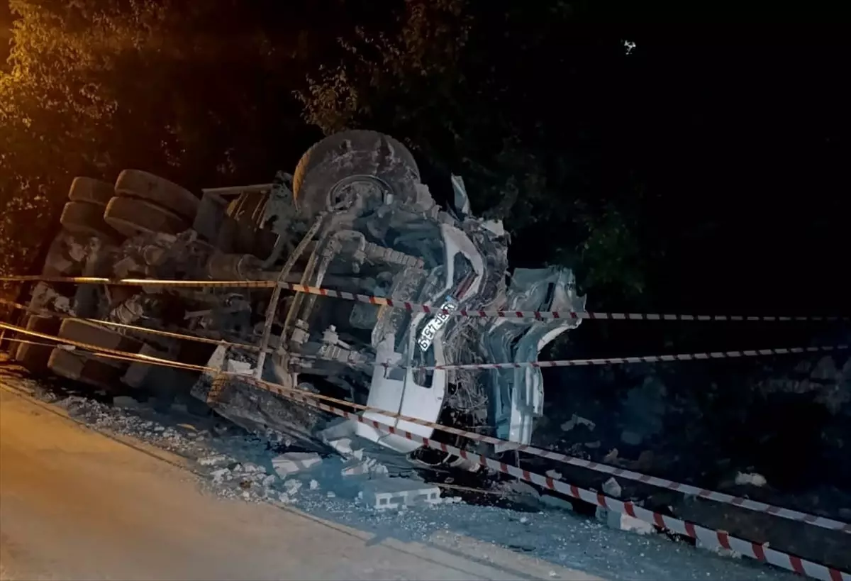 Mersin'de Hafriyat Kamyonu Devrildi, Sürücü Hayatını Kaybetti