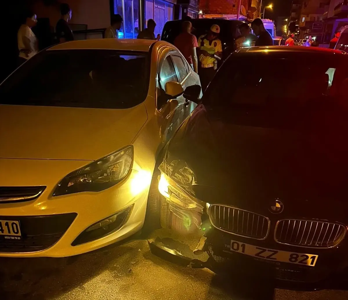 Erdemli'de Park Halindeki Araçlara Çarpan Sürücü Kaçtı