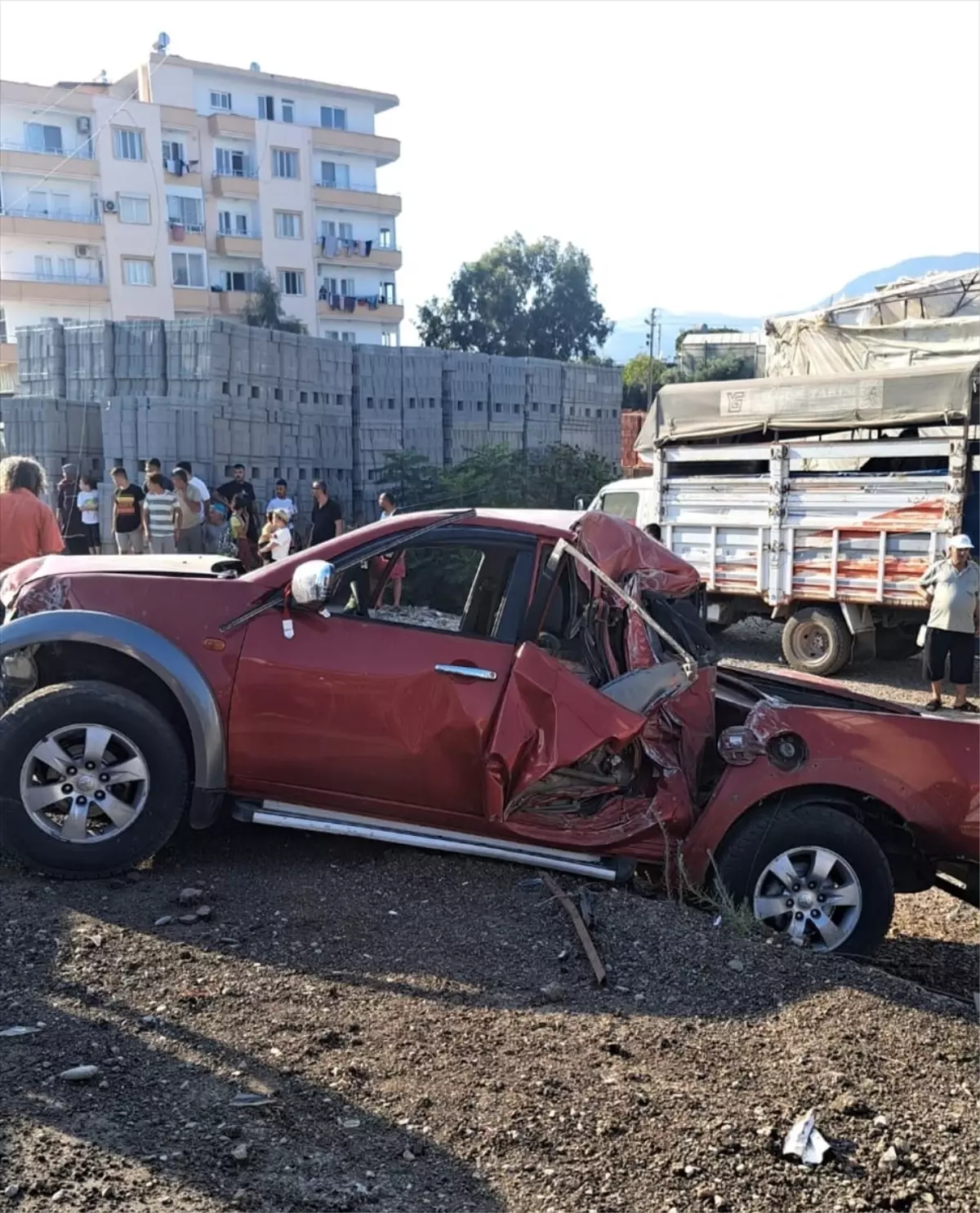 Mersin'de Pikap Kamyona Çarptı: 3 Yaralı