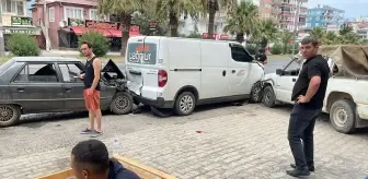 Mersin'de Panelvana Çarpan Otomobilde İki Yaralı