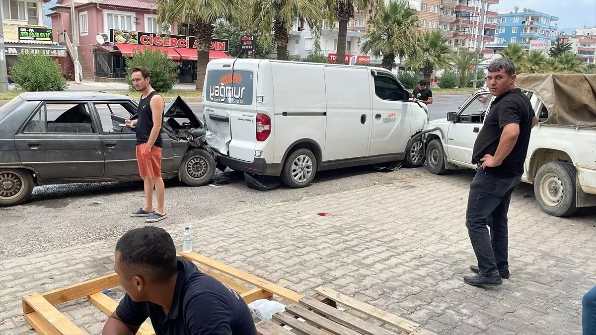 Mersin'de Panelvana Çarpan Otomobilde İki Yaralı