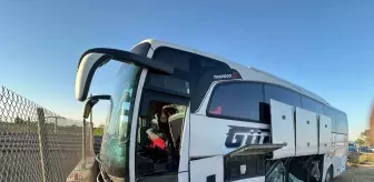 Tarsus'ta Yolcu Otobüsü Refüje Çarptı: 4 Yaralı