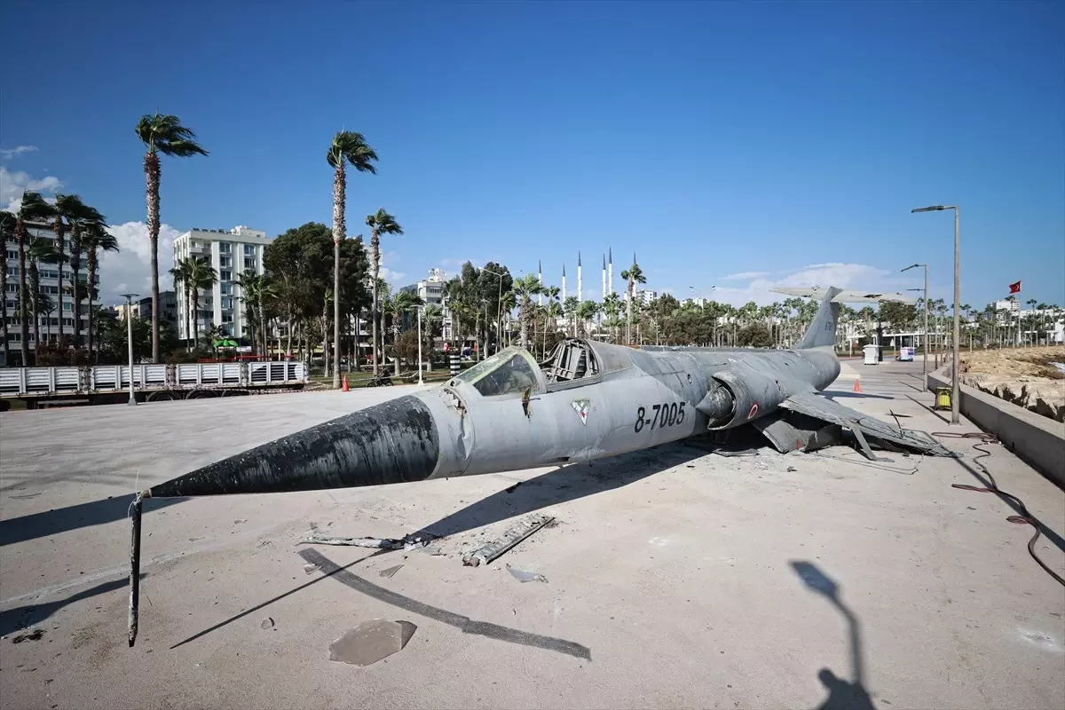 Mersin'in Simge Uçağı CF-104 Starfighter Söküldü