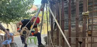 Kedi Yavrusunu Su Kuyusundan Kurtarma Operasyonu