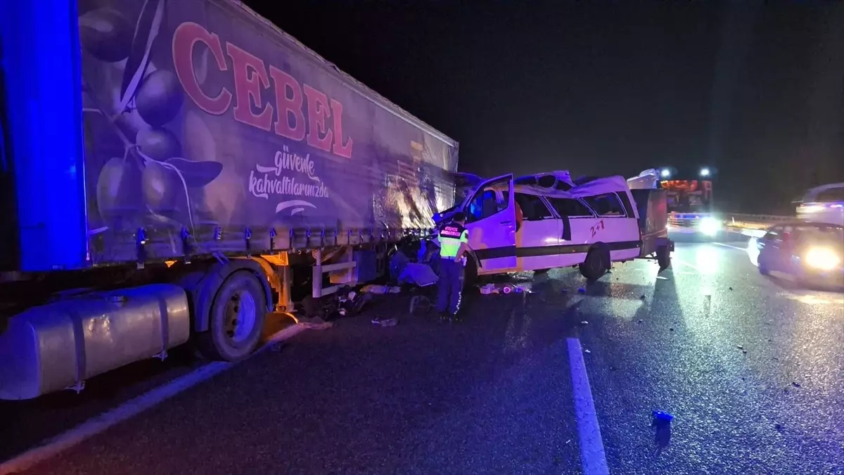 Tarsus'ta Tarım İşçilerini Taşıyan Minibüs Tıra Çarptı: 3 Ölü, 16 Yaralı