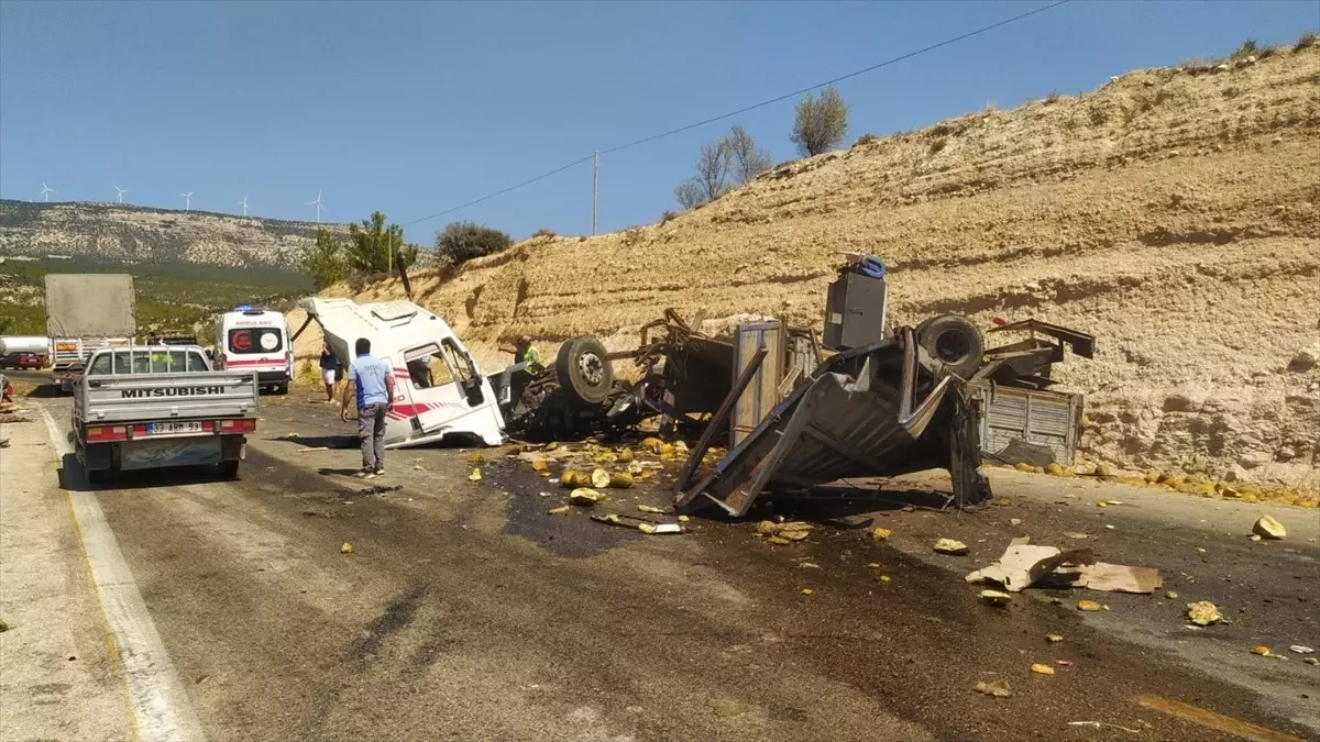 Mersin'de Tır Yolcu Otobüsüne Çarptı: Yaralılar Hastaneye Kaldırıldı