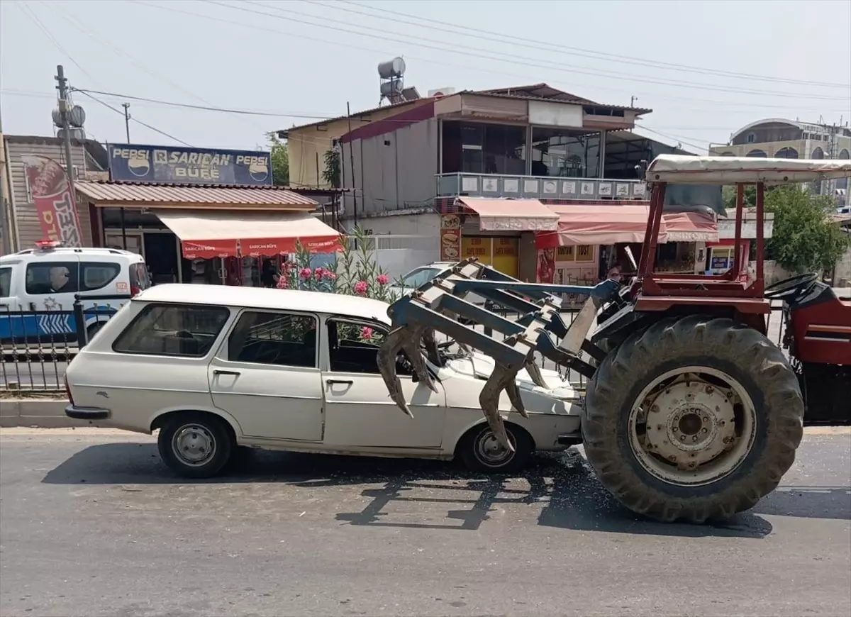 Mersin Tarsus'ta Traktöre Çarpan Otomobilde İki Yaralı