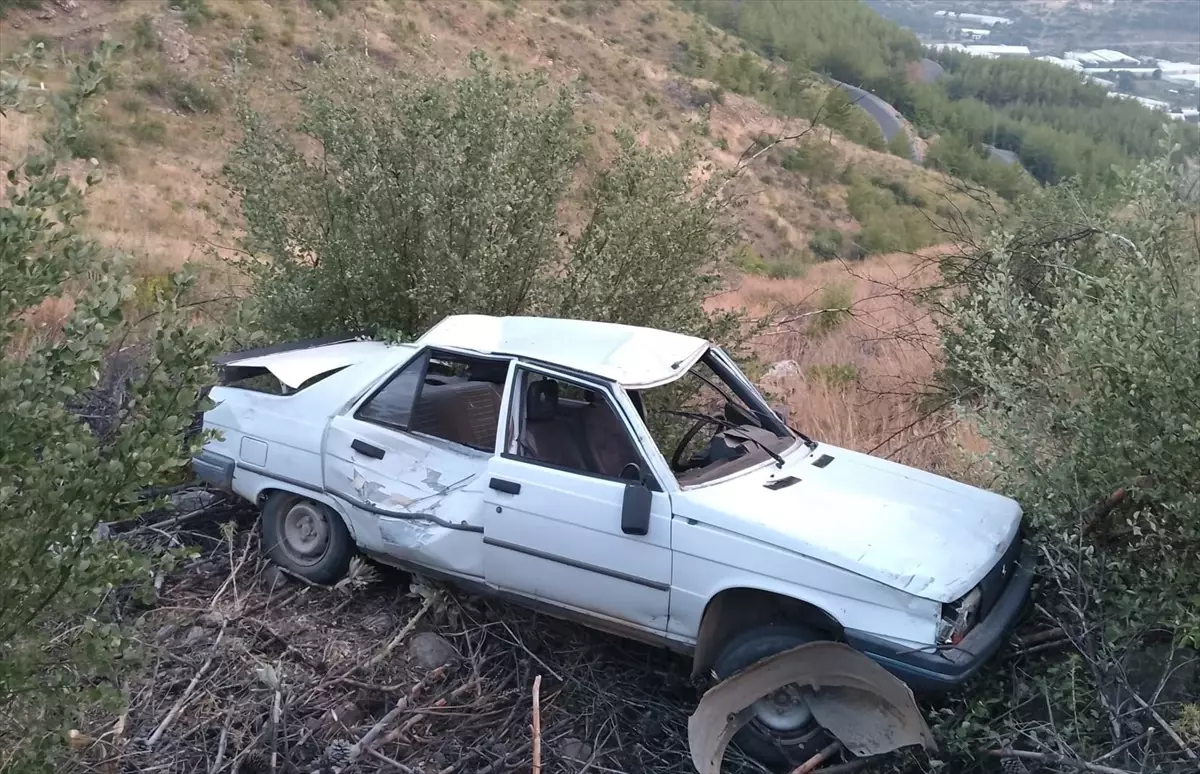 Mersin'de Uçuruma Yuvarlanan Otomobilde 3 Yaralı