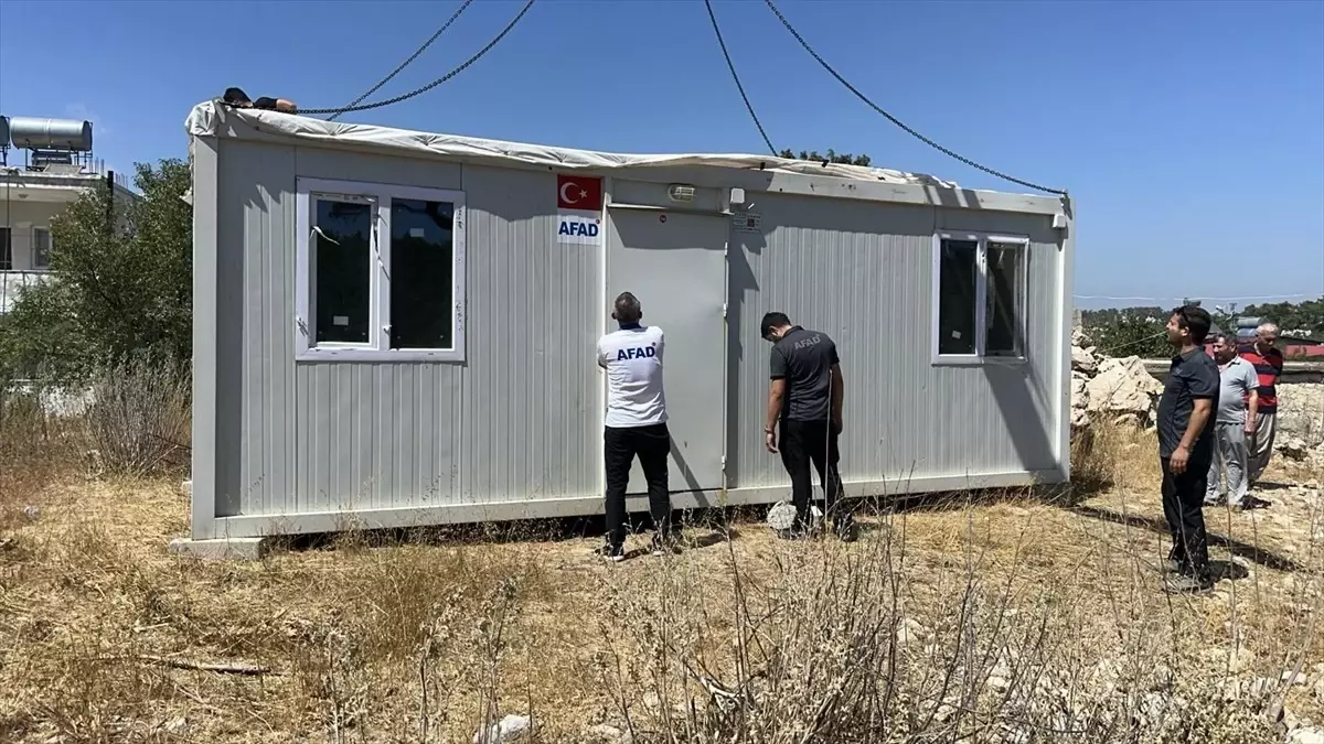 Mersin Silifke'de Yangın Sonrası Yaşam Konteynerleri Kuruluyor