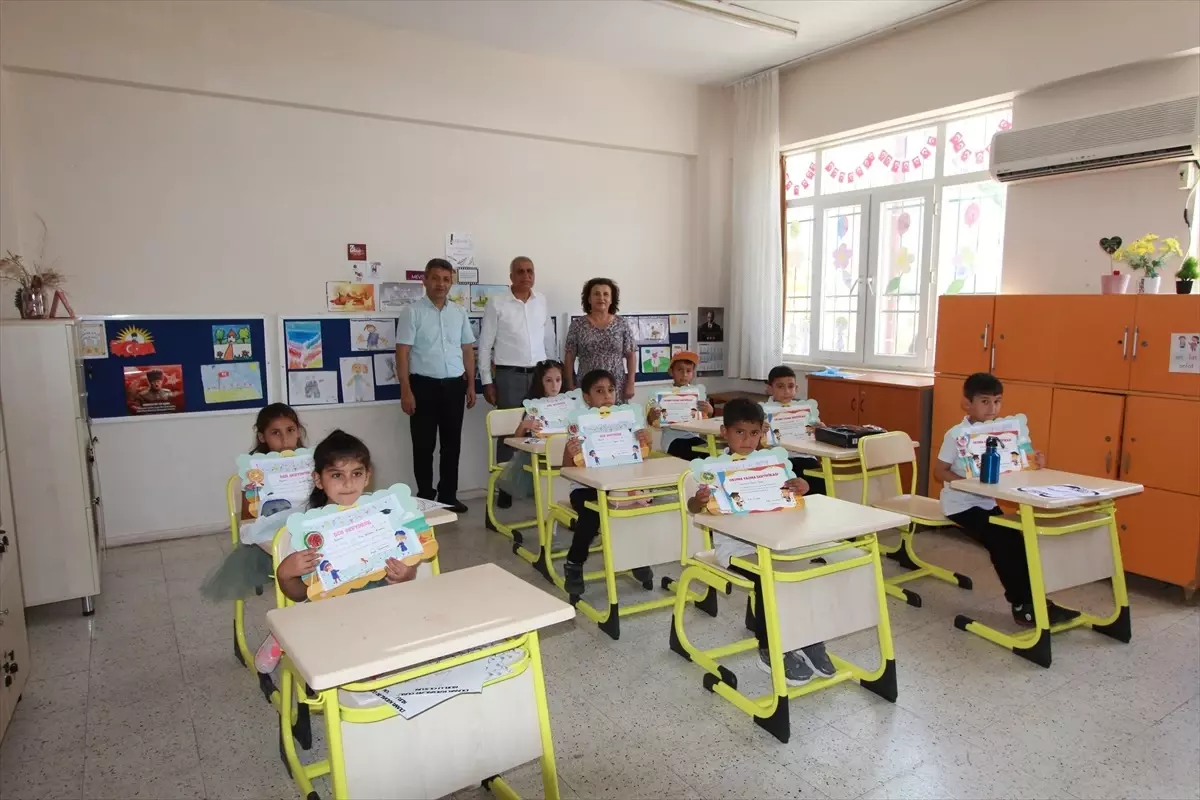 Mersin, Hatay ve Osmaniye'de Öğrencilere Karne Dağıtıldı