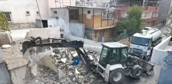 Mersin'de Metruk Evlerin Kontrollü Yıkımı Gerçekleştirildi