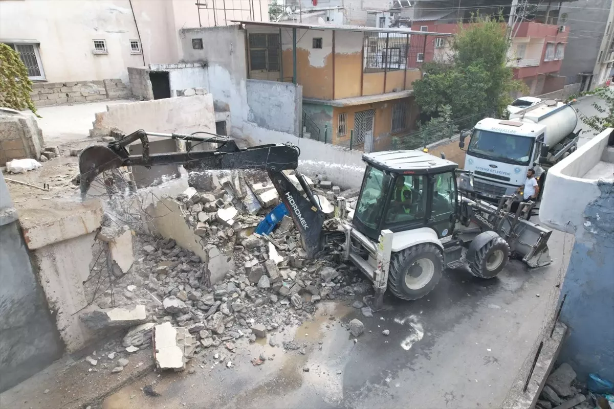 Mersin'de Metruk Evlerin Kontrollü Yıkımı Gerçekleştirildi