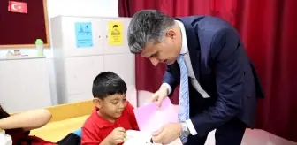 Akdeniz Kaymakamı Öğrencilere Kırtasiye Seti Hediye Etti
