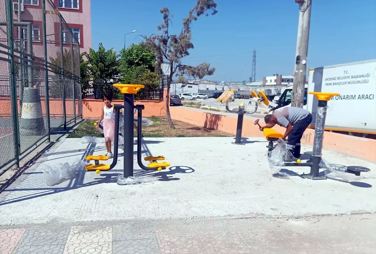 Mersin Akdeniz'de Park ve Yeşil Alan Yenileme Çalışmaları Devam Ediyor