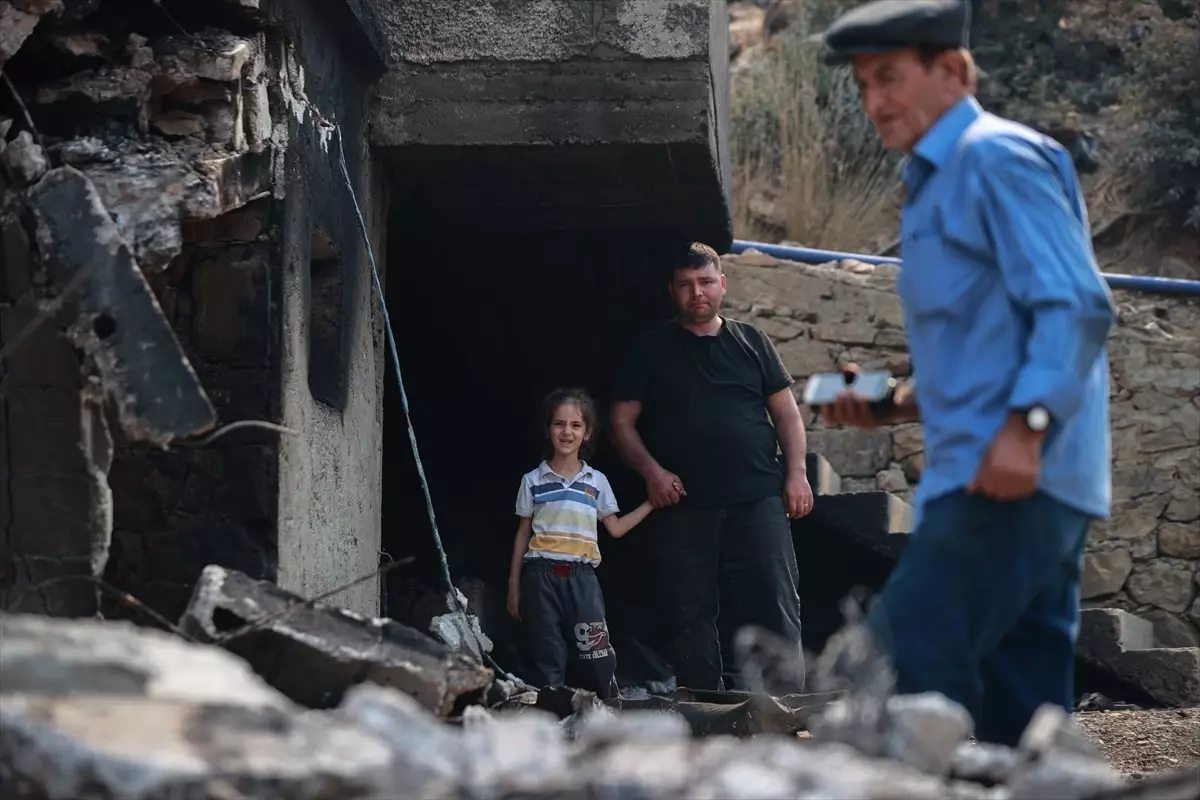 Mersin'de Orman Yangını: Yangın Söndürme Çalışmaları Devam Ediyor